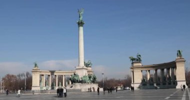 Budapeşte, Macaristan-17 Ocak 2019: zaman atlamalı turist insanlar Budapeşte ünlü bir yer Heroes Meydanı ziyaret