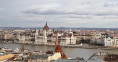 Budapeşte, Macaristan-Ocak 17, 2019: binaların havadan görünümü, Tuna Nehri ve eski şehir Budapeşte 'de köprü