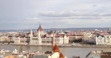 Budapeşte, Macaristan-Ocak 17, 2019: binaların havadan görünümü, Tuna Nehri ve eski şehir Budapeşte 'de köprü