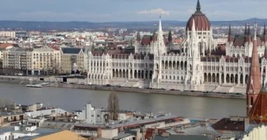 Budapeşte, Macaristan-Ocak 17, 2019: binaların havadan görünümü, Tuna Nehri ve eski şehir Budapeşte 'de köprü