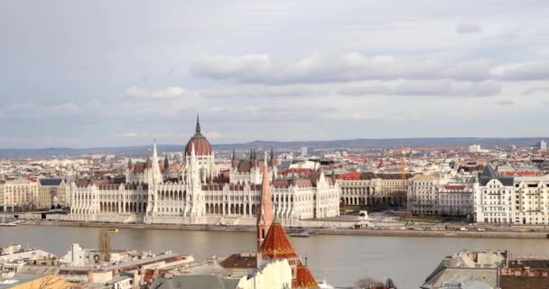 ブダペスト ハンガリー 月17 2019 オールドシティブダペストの建物 ドナウ川と橋の空中眺め — ストック動画