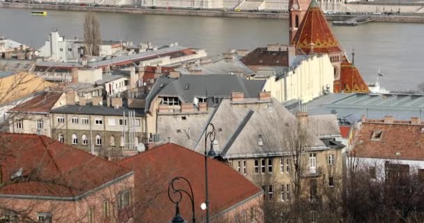 ブダペスト ハンガリー 月17 2019 オールドシティブダペストの建物 ドナウ川と橋の空中眺め — ストック動画