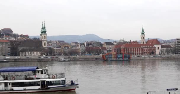 Будапест Хангария Января 2019 Корабль Реке Дунай Будапештский Городской Пейзаж — стоковое видео