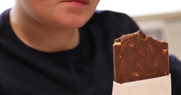 Portret Van Een Leuke Preteen Jongen Die Chocolade Keuken Eet — Stockvideo