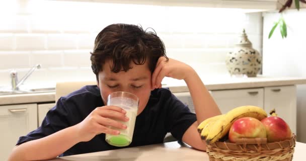 Genç Bir Çocuk Cam Süt Içme Kamera Gülümseyen Mutfak Başparmak — Stok video