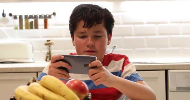 Retrato Niño Preadolescente Con Teléfono Inteligente Sentado Cocina Niño Mirando — Vídeos de Stock