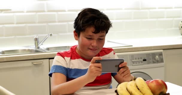 Retrato Menino Pré Adolescente Com Smartphone Sentado Cozinha Kid Assistindo — Vídeo de Stock