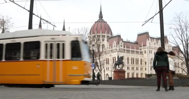 Budapešť Maďarsko Ledna 2019 Žlutá Tramvaj Prochází Před Gotickou Architekturou — Stock video