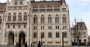 Budapeşte, Macaristan-17 Ocak 2019: kış saatinde ünlü Macar Parlamento binasının dış görünümünün Gotik mimarisi