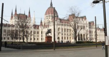 Budapeşte, Macaristan-17 Ocak 2019: kış saatinde ünlü Macar Parlamento binasının dış görünümündeki gotik mimarinin görünümü