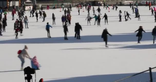 Budapest Ungern Januari 2019 Eople Skridskoåkning Ishallen Budapest — Stockvideo