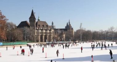 Budapeşte, Macaristan-Ocak 17, 2019: Time Lapse Budapeşte Şehir Parkı Vajdahunyad Kalesi yakınında buz pateni pisti