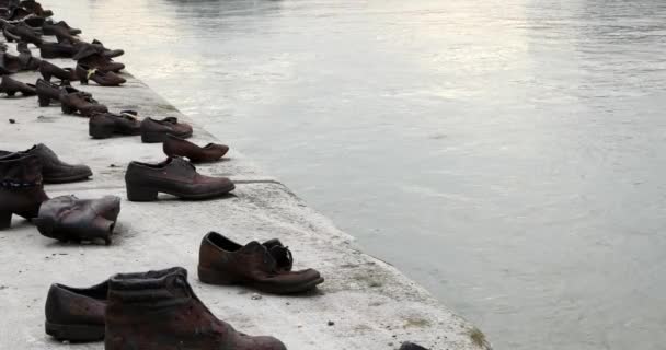 Sapatos Danúbio Bank Memorial Budapeste Hungria Inverno — Vídeo de Stock