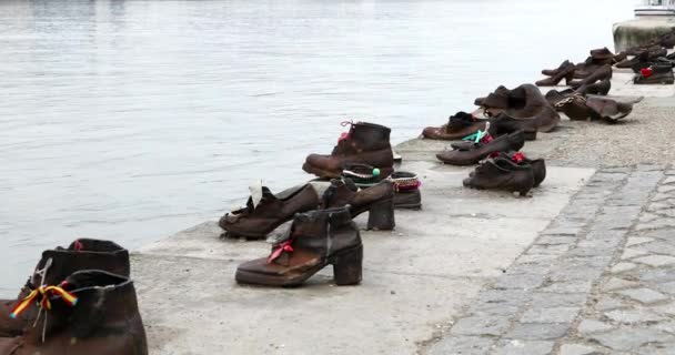 Sapatos Danúbio Bank Memorial Budapeste Hungria Inverno — Vídeo de Stock