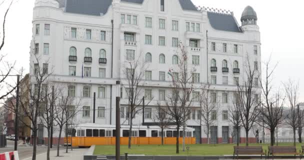 匈牙利布达佩斯 2019年1月17日 黄色电车在匈牙利著名议会大厦的哥特式建筑前经过 — 图库视频影像