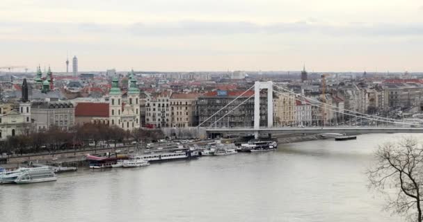 Εναέρια θέα της όμορφης πόλης της Βουδαπέστης τη χειμερινή ώρα 2 — Αρχείο Βίντεο