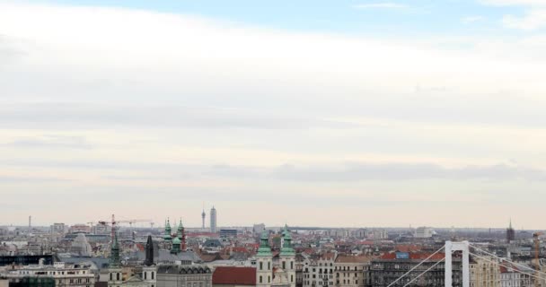 Εναέρια θέα της όμορφης πόλης της Βουδαπέστης τη χειμερινή ώρα — Αρχείο Βίντεο