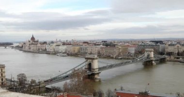 Budapeşte 3 Tuna nehri üzerinde Chain Bridge havadan görünümü