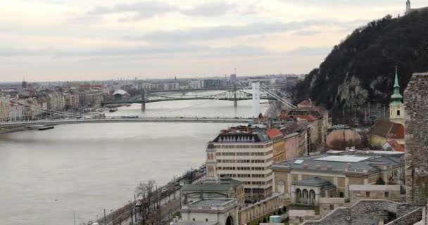 Εναέρια θέα στον ποταμό Δούναβη και γέφυρες στη Βουδαπέστη 2 — Αρχείο Βίντεο
