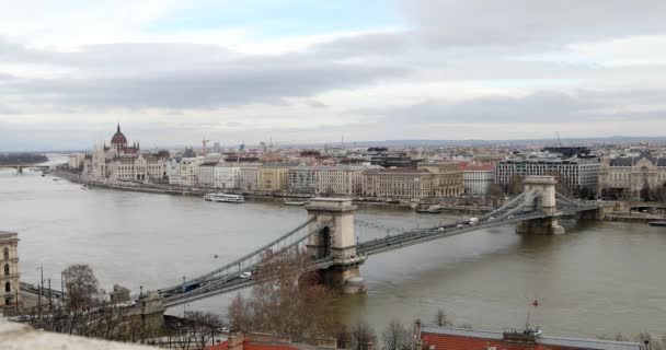 ブダペストのドナウ川にかかるチェーンブリッジの航空写真 3 — ストック動画