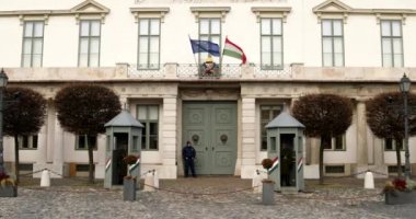 Budapeşte 4'te binaya el sallayan Macaristan bayrağı