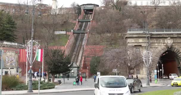 Pozemní lanovka na Budínské hrad v Budapešti 1 — Stock video