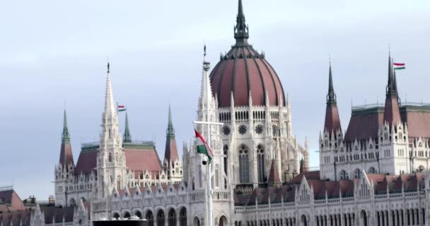 Magyarország zászlója a Parlament épületében Budapesten — Stock videók