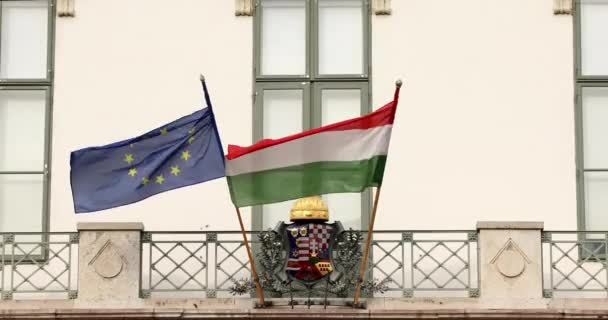 Bandera de Hungría ondeando en edificio en Budapest 2 — Vídeos de Stock