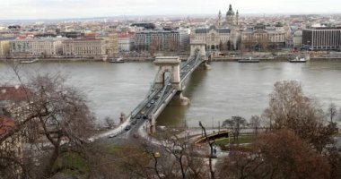 Tuna Nehri üzerindeki Zincir Köprü ve Budapeşte şehir trafiği 2