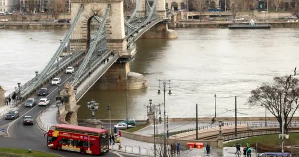 Kedjar överbryggar över Danube flod och Budapest stadstrafik — Stockvideo