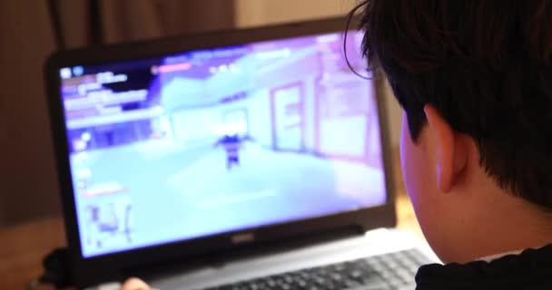 Teen játék-ra laptop számítógép otthon 3 — Stock videók