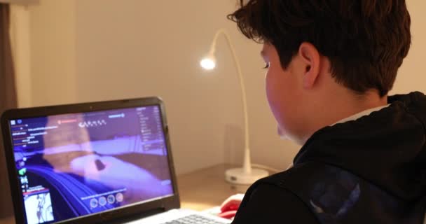 Adolescente jogando no computador portátil em casa 4 — Vídeo de Stock