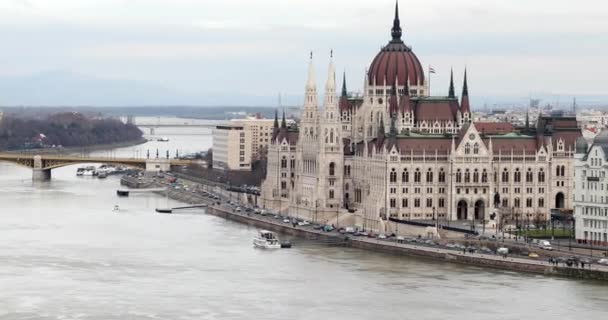 Здание парламента Венгрии в зимнее время 3 — стоковое видео