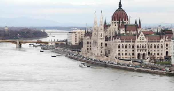 Здание парламента Венгрии в зимнее время 4 — стоковое видео