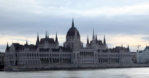 Здание парламента Венгрии в зимнее время — стоковое видео