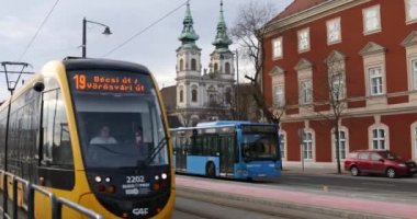Budapeşte'de sarı tramvay