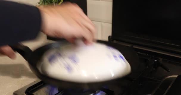 Kastanien kochen im Topf — Stockvideo