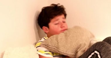 Üzgün bir genç çocuğun portresi