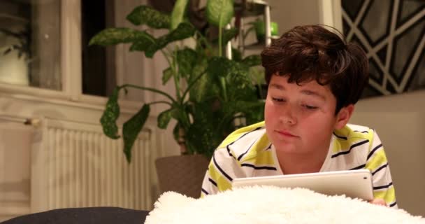 Retrato de un adolescente con tableta digital en casa 3 — Vídeo de stock