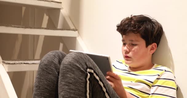 Portret van een tiener met digitale tablet computer thuis 2 — Stockvideo