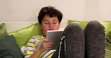 Evde dijital tablet bilgisayar ile bir genç portresi 8