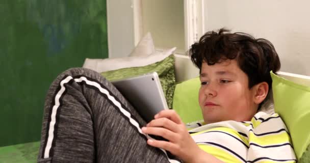 Ritratto di adolescente con tablet digitale a casa 6 — Video Stock