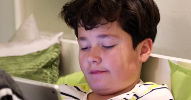 Portrét dospívání s digitálním tabletovým počítačem doma 7 — Stock video