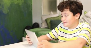 Evde dijital tablet bilgisayar ile bir genç portresi 12