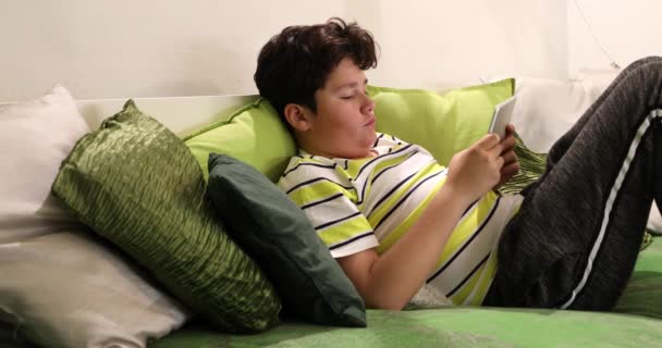 Портрет подростка с цифровым планшетным компьютером дома 9 — стоковое видео