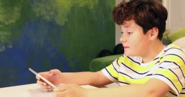 Evde dijital tablet bilgisayar ile bir genç portresi 13