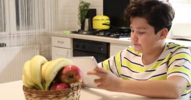 Evde dijital tablet bilgisayar ile bir genç portresi 17