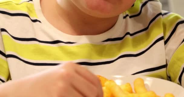 Adolescente menino comer queijo lanches na cozinha 2 — Vídeo de Stock