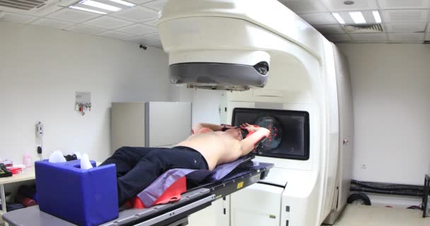 Kobieta otrzymująca radioterapię na raka w szpitalu — Wideo stockowe