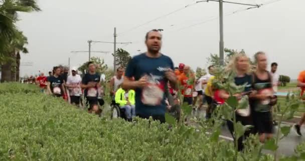 Wings Life World Run 2019年5月25日トルコ市内を走るマラソン選手 — ストック動画